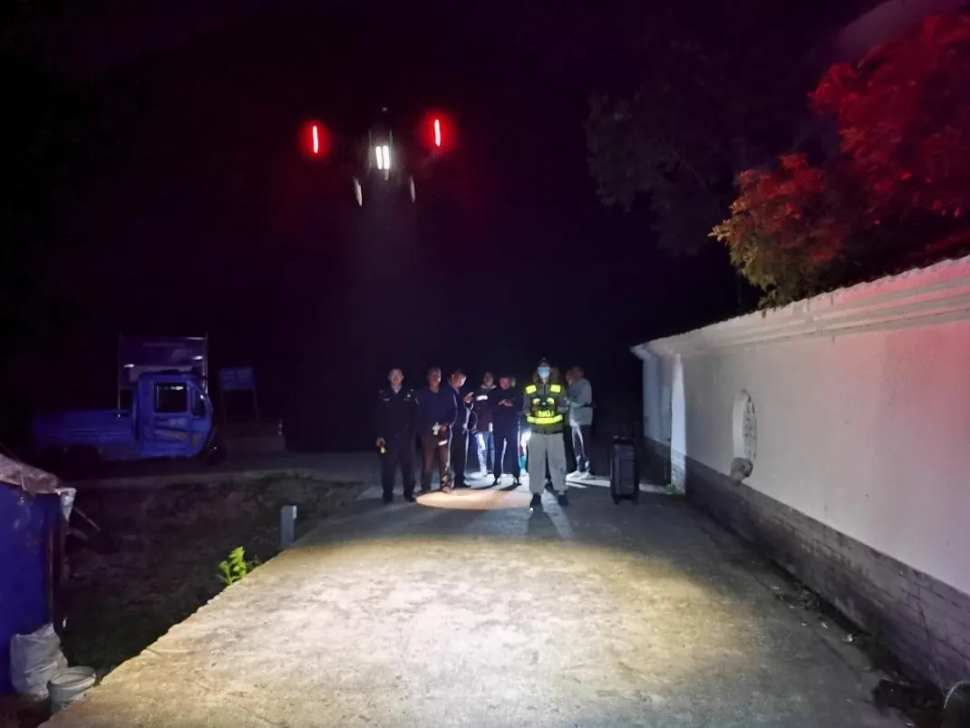 夜间应急照明无人机救援现场